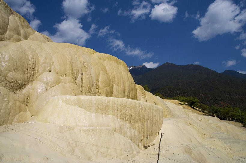 无人,横图,室外,白天,正面,旅游,度假,石头,美景,森林,山,山脉,树林,植物,香格里拉,中国,亚洲,阴影,光线,石子,影子,景观,山峰,云,云朵,山峦,云彩,娱乐,迪庆,云南,树,树木,蓝色,绿色,白云,蓝天,天空,阳光,自然,群山,天,享受,休闲,景色,放松,生长,晴朗,成长,自然风光,东亚,中甸,迪庆藏族自治州,云南省,中华人民共和国,西南地区,滇,迪庆州,香格里拉县,石块,岩石,晴空,彩图,白地村,白水台,三坝乡