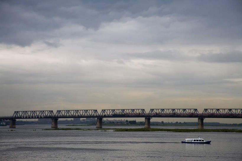 无人,栏杆,横图,室外,白天,正面,旅游,度假,河流,美景,山脉,水,大桥,桥梁,船,火车,长白山,中国,亚洲,一排,一艘,许多,波纹,飞溅,整齐,溅,液体,柱子,河水,景观,水滴,水流,乌云,云,阴天,云朵,围栏,桥,游艇,很多,云彩,娱乐,护栏,车,水珠,排列,水纹,天空,自然,船尾波,交通工具,波浪,天,一列,享受,休闲,景色,放松,哈尔滨,黑,昏暗,阴沉,队列,喷洒,自然风光,载具,东亚,黑龙江,黑龙江省,天池,松花江,跨线桥,中华人民共和国,省会,东北地区,哈尔滨市,天河,彩图,长白山脉,松花江滨州铁路桥