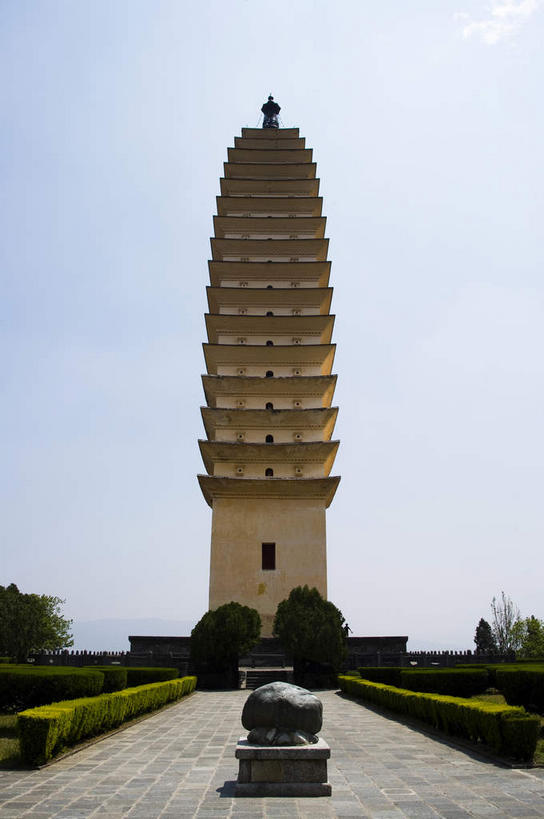 无人,寺庙,竖图,室外,白天,仰视,旅游,度假,名胜古迹,树林,植物,窗户,标志建筑,道路,地标,建筑,路,雕塑,大理,中国,亚洲,阴影,节日,遗迹,艺术,装饰,光线,雕刻,雕像,影子,墙,小路,塔,交通,燃烧,古迹,文化,文物,娱乐,建设,古建筑,宝塔,云南,佛塔,玻璃窗,墙壁,墙面,石板路,树,树木,黄色,蓝色,绿色,蓝天,天空,阳光,自然,香火,工艺品,庙宇,天,祈祷,享受,休闲,健康,旅游胜地,放松,许愿,宗教,信仰,生长,晴朗,成长,纪念,祈求,美术,主题,陈列,古文明,东亚,云南省,万里无云,中华人民共和国,西南地区,功能,美学,崇圣寺,崇圣寺三塔,滇,大理州,大理白族自治州,浮图,浮屠,平安,晴空,晴空万里,彩图,低角度拍摄,庙,寺,塔婆,浮图塔,浮头,佛图,大理崇圣寺,大理三塔,三塔,云南崇圣寺三塔