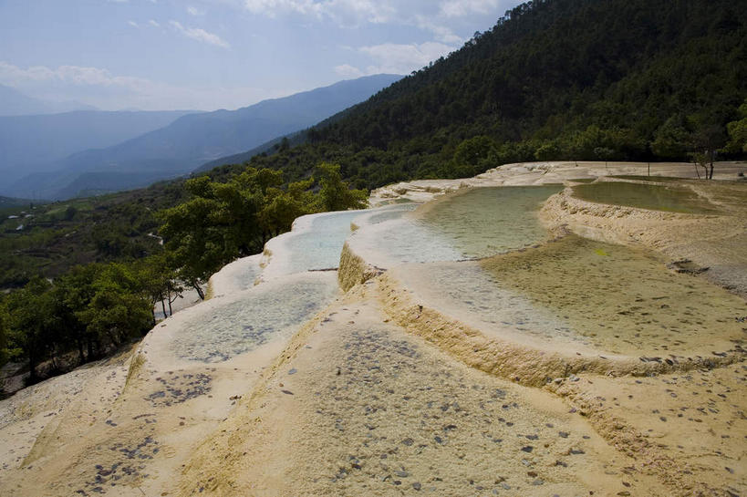 无人,横图,室外,白天,正面,旅游,度假,石头,美景,山,山脉,植物,香格里拉,中国,亚洲,阴影,光线,石子,影子,池塘,景观,山峰,水池,云,云朵,山峦,云彩,娱乐,迪庆,云南,树,树木,蓝色,绿色,白云,蓝天,天空,阳光,自然,群山,天,享受,休闲,景色,放松,生长,晴朗,成长,自然风光,东亚,中甸,迪庆藏族自治州,云南省,中华人民共和国,西南地区,滇,迪庆州,香格里拉县,石块,岩石,晴空,彩图,白地村,白水台,三坝乡