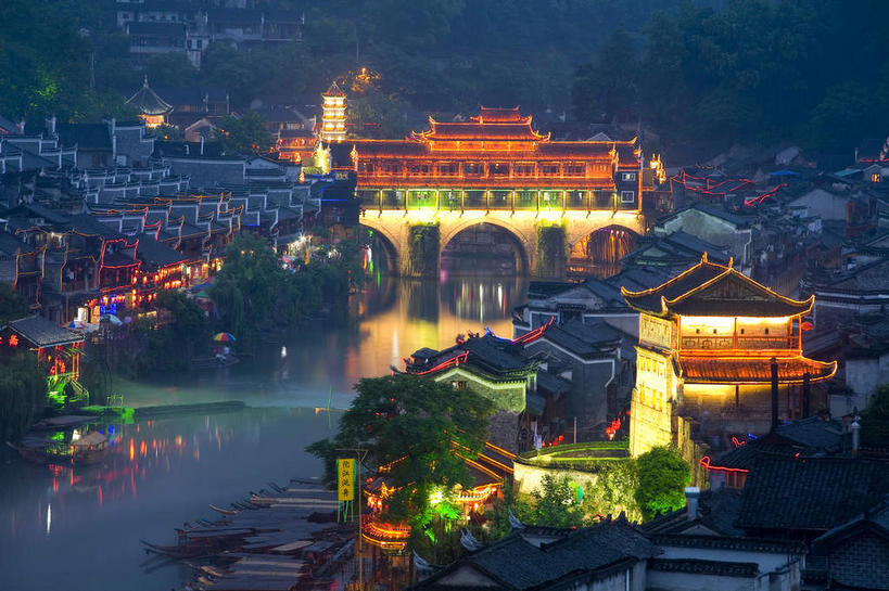 无人,家,宫殿,横图,彩色,室外,夜晚,正面,旅游,度假,河流,名胜古迹,水,植物,标志建筑,地标,建筑,霓虹灯,夜景,中国,亚洲,阴影,遗迹,光线,凤凰,瓦片,影子,房屋,屋顶,屋檐,屋子,河水,水流,灯光,七彩,顶棚,古迹,文物,娱乐,光源,建设,古建筑,楼房,霓虹,檐,住宅,灯,树,树木,绿色,倒影,自然,享受,休闲,旅游胜地,放松,生长,成长,倒映,宫廷,照明设备,古文明,东亚,湖南,湘西,湖南省,凤凰古城,中华人民共和国,氖灯,华中地区,湘,湘西州,湘西土家族苗族自治州,王宫,反照,凤凰县,彩图,房子,皇宫,凤凰古城千潭苗寨,山江镇