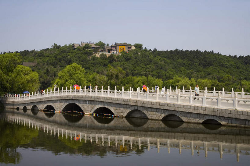 无人,栏杆,横图,室外,白天,正面,度假,河流,美景,山,山脉,水,植物,城市风光,城市,桥梁,中国,亚洲,阴影,光线,影子,河水,景观,山峰,水流,围栏,桥,山峦,娱乐,石桥,护栏,拱桥,树,树木,蓝色,绿色,倒影,蓝天,天空,阳光,自然,群山,天,享受,休闲,景色,放松,拱形,生长,晴朗,成长,人行桥,石拱桥,倒映,东亚,吉林,吉林省,万里无云,北山,中华人民共和国,东北地区,吉,反照,晴空,晴空万里,彩图,吉林市,吉林北山公园