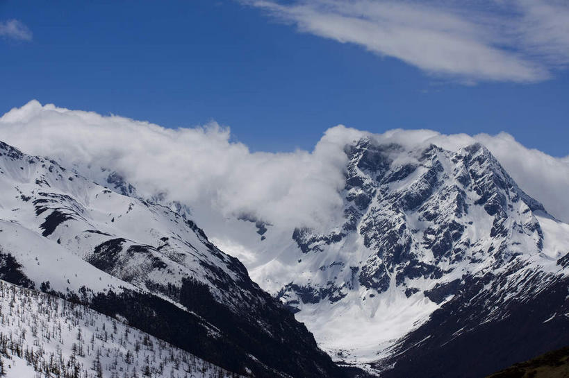 无人,横图,室外,白天,正面,旅游,度假,石头,美景,山,雪,雪山,大雪,中国,亚洲,阴影,光线,石子,影子,冰,积雪,景观,山峰,悬崖,雪景,云,云朵,冬季,冬天,山峦,云彩,娱乐,德钦,迪庆,云南,蓝色,白云,蓝天,天空,阳光,自然,天,享受,休闲,景色,放松,寒冷,晴朗,冰冷,自然风光,东亚,迪庆藏族自治州,云南省,德钦县,白马雪山,中华人民共和国,西南地区,严寒,冰凉,酷寒,凛冽,凛凛,极冷,绝壁,滇,迪庆州,石块,岩石,晴空,彩图,白马雪山国家级自然保护区,白芒雪山,白茫雪山