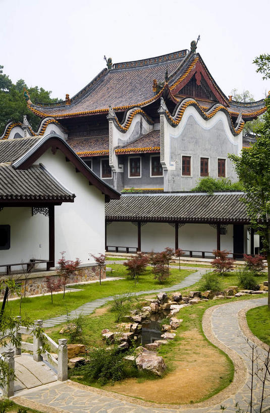 无人,学校,教学楼,竖图,室外,白天,正面,旅游,度假,草地,草坪,名胜古迹,植物,标志建筑,道路,地标,建筑,路,中国,亚洲,阴影,曲折,弯曲,遗迹,光线,瓦片,影子,柱子,墙,屋顶,屋檐,小路,交通,顶棚,古迹,文物,娱乐,建设,古建筑,校园,檐,墙壁,墙面,草,树,树木,绿色,天空,阳光,自然,天,享受,休闲,教室,旅游胜地,放松,蜿蜒,生长,成长,古文明,东亚,湖南,湖南省,中华人民共和国,省会,华中地区,长沙,长沙市,湘,彩图,教学大楼,岳麓山,岳麓山风景名胜区,岳麓书院