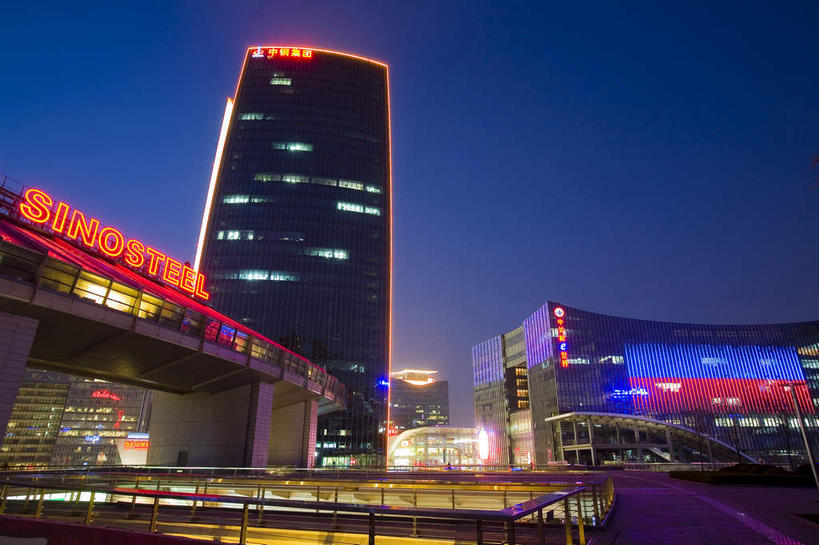 无人,高楼大厦,栏杆,横图,彩色,室外,夜晚,仰视,旅游,度假,窗户,落地窗,标志建筑,大厦,道路,地标,建筑,路,摩天大楼,霓虹灯,夜景,北京,中国,亚洲,一排,许多,阴影,整齐,并列,并排,光线,影子,围栏,小路,灯光,七彩,交通,首都,很多,娱乐,光源,建设,护栏,霓虹,玻璃窗,灯,排列,享受,休闲,旅游胜地,放松,照明设备,队列,平行,玻璃幕墙,东亚,海淀区,中关村,中华人民共和国,北京市,京,北平,华北地区,氖灯,彩图,低角度拍摄,大楼,高层建筑,高楼,摩天楼,国家自主创新示范区,中关村科技园,中钢国际广场,中关村E世界,中关村西区