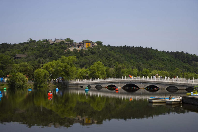 无人,栏杆,横图,室外,白天,正面,度假,河流,美景,山,山脉,水,植物,城市风光,城市,桥梁,中国,亚洲,阴影,光线,影子,河水,景观,山峰,水流,围栏,桥,山峦,娱乐,石桥,护栏,拱桥,树,树木,蓝色,绿色,倒影,蓝天,天空,阳光,自然,群山,天,享受,休闲,景色,放松,拱形,生长,晴朗,成长,人行桥,石拱桥,倒映,东亚,吉林,吉林省,万里无云,北山,中华人民共和国,东北地区,吉,反照,晴空,晴空万里,彩图,吉林市,吉林北山公园