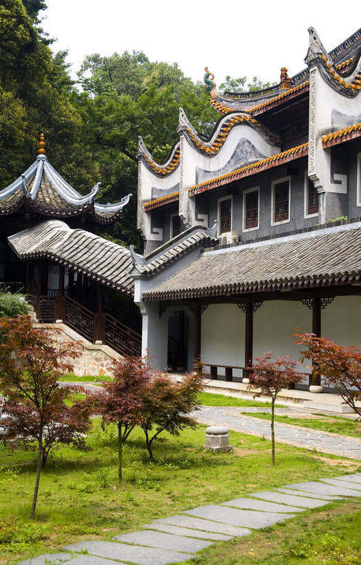 无人,学校,教学楼,竖图,室外,白天,正面,旅游,度假,草地,草坪,名胜古迹,植物,标志建筑,道路,地标,建筑,路,中国,亚洲,阴影,曲折,弯曲,遗迹,光线,瓦片,影子,柱子,墙,屋顶,屋檐,小路,交通,顶棚,古迹,文物,娱乐,建设,古建筑,校园,檐,墙壁,墙面,草,树,树木,绿色,天空,阳光,自然,天,享受,休闲,教室,旅游胜地,放松,蜿蜒,生长,成长,古文明,东亚,湖南,湖南省,中华人民共和国,省会,华中地区,长沙,长沙市,湘,彩图,教学大楼,岳麓山,岳麓山风景名胜区,岳麓书院