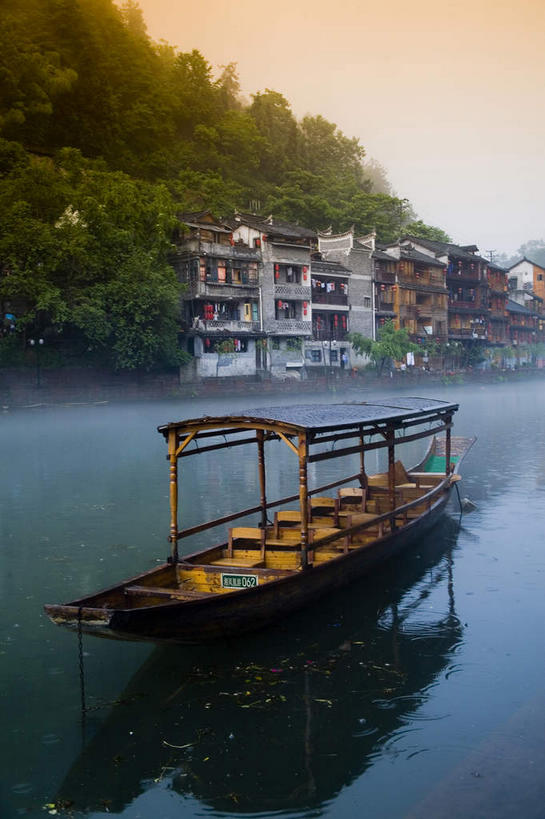 无人,家,竖图,室外,白天,正面,旅游,度假,河流,名胜古迹,日落,森林,山,树林,水,植物,窗户,标志建筑,地标,建筑,船,中国,亚洲,一艘,许多,漂浮,遗迹,凤凰,房屋,墙,屋子,河水,山峰,水流,晚霞,霞光,落日,木船,山峦,很多,古迹,文物,娱乐,建设,古建筑,楼房,玻璃窗,墙壁,墙面,住宅,树,树木,绿色,灰色,倒影,自然,黄昏,交通工具,享受,休闲,旅游胜地,彩霞,放松,生长,成长,漂流,倒映,舟,载具,古文明,东亚,湖南,湘西,湖南省,凤凰古城,中华人民共和国,流浪,华中地区,湘,湘西州,湘西土家族苗族自治州,流落,流散,漂泊,飘泊,飘流,夕照,反照,薄暮,凤凰县,夕阳,彩图,傍晚,房子,斜阳