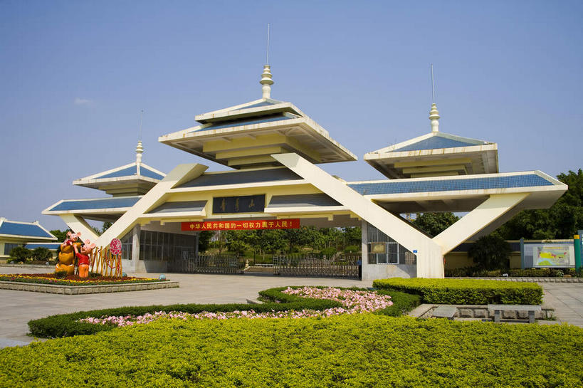 无人,公园,家,横图,室外,白天,仰视,旅游,度假,植物,标志建筑,道路,地标,建筑,路,指示牌,公路,中国,亚洲,吊挂,悬挂,阴影,盛开,光线,标志,文字,影子,柱子,字符,房屋,墙,屋顶,屋子,横幅,交通,挂,花蕾,顶棚,娱乐,标识,建设,楼房,墙壁,墙面,住宅,花,花瓣,花朵,鲜花,树,树木,红色,蓝色,绿色,蓝天,天空,阳光,自然,天,花苞,花蕊,享受,休闲,汉字,旅游胜地,放松,生长,晴朗,成长,广西,中文,东亚,南宁,万里无云,广西壮族自治区,首府,中华人民共和国,桂,华南地区,南宁市,国文,华文,晴空,晴空万里,马路,彩图,低角度拍摄,房子,青秀区,青秀山公园,青秀山