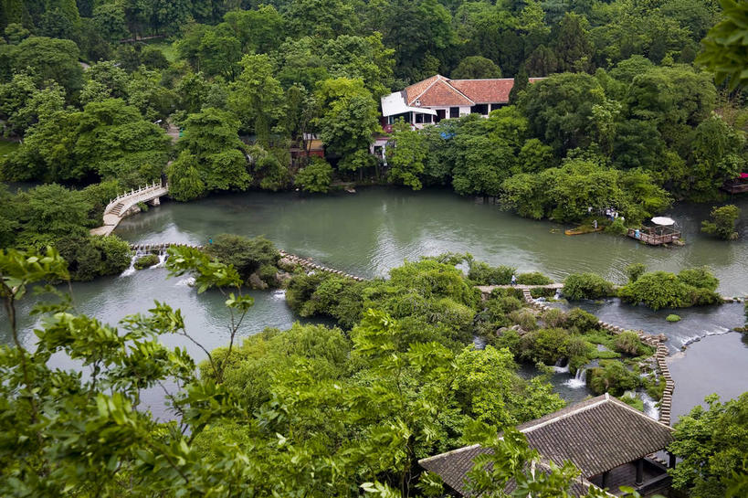 无人,公园,家,横图,俯视,室外,白天,旅游,度假,湖,湖泊,美景,水,植物,桥梁,中国,亚洲,阴影,光线,影子,房屋,屋子,湖面,景观,水流,水面,桥,娱乐,石桥,楼房,住宅,树,树木,绿色,倒影,阳光,自然,湖水,享受,休闲,景色,放松,生长,成长,人行桥,倒映,自然风光,东亚,贵州,贵州省,贵阳,中华人民共和国,省会,黔,西南地区,贵阳市,反照,彩图,高角度拍摄,房子,花溪公园,花溪区