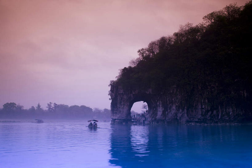 无人,横图,室外,白天,正面,旅游,度假,美景,日落,森林,山,山脉,树林,植物,船,桂林,中国,亚洲,一艘,漂浮,景观,山峰,晚霞,霞光,落日,木船,褐色,山峦,背光,娱乐,树,树木,绿色,紫色,自然,黄昏,交通工具,群山,享受,休闲,景色,彩霞,放松,生长,成长,广西,漂流,舟,自然风光,载具,逆光,东亚,象鼻山,漓江,广西壮族自治区,中华人民共和国,桂林市,桂,华南地区,流浪,流落,流散,漂泊,飘泊,飘流,夕照,薄暮,沉水山,漓山,桃花江,仪山,夕阳,彩图,傍晚,斜阳