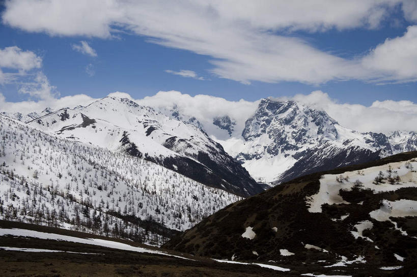 无人,横图,室外,白天,正面,旅游,度假,石头,美景,山,雪,雪山,大雪,中国,亚洲,阴影,光线,石子,影子,冰,积雪,景观,山峰,悬崖,雪景,云,云朵,冬季,冬天,山峦,云彩,娱乐,德钦,迪庆,云南,蓝色,白云,蓝天,天空,阳光,自然,天,享受,休闲,景色,放松,寒冷,晴朗,冰冷,自然风光,东亚,迪庆藏族自治州,云南省,德钦县,白马雪山,中华人民共和国,西南地区,严寒,冰凉,酷寒,凛冽,凛凛,极冷,绝壁,滇,迪庆州,石块,岩石,晴空,彩图,白马雪山国家级自然保护区,白芒雪山,白茫雪山