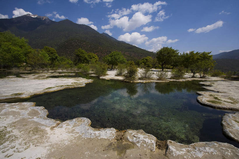 无人,横图,室外,白天,正面,旅游,度假,湖,湖泊,美景,山,山脉,水,植物,香格里拉,中国,亚洲,阴影,光线,影子,湖面,景观,山峰,水流,水面,云,云朵,山峦,云彩,娱乐,迪庆,云南,树,树木,蓝色,绿色,白云,倒影,蓝天,天空,阳光,自然,湖水,群山,天,享受,休闲,景色,放松,生长,晴朗,成长,倒映,自然风光,东亚,中甸,迪庆藏族自治州,云南省,中华人民共和国,西南地区,滇,迪庆州,反照,香格里拉县,晴空,彩图,白地村,白水台,三坝乡