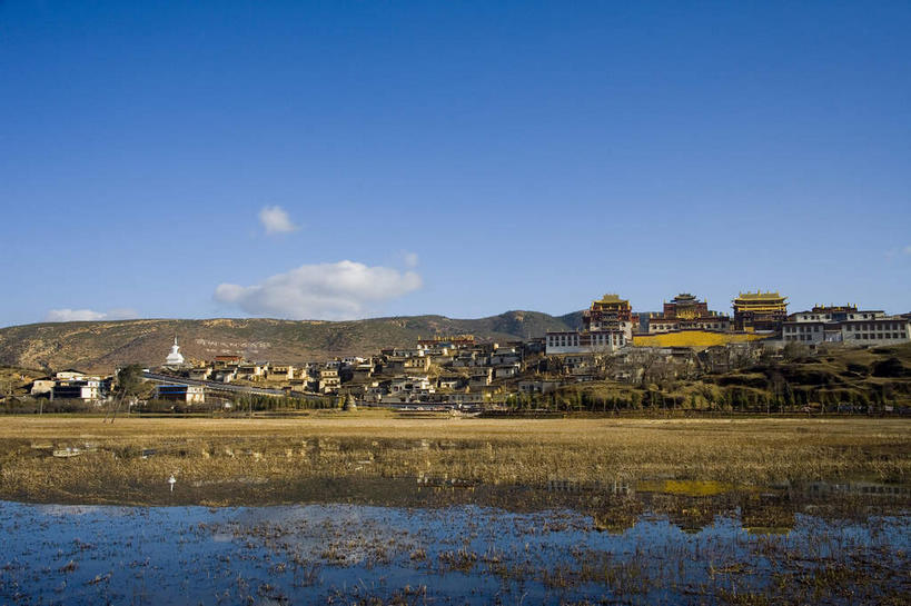 无人,家,横图,室外,白天,正面,旅游,度假,湖,湖泊,石头,美景,水,植物,香格里拉,中国,亚洲,阴影,枯萎,光线,石子,影子,房屋,屋子,湖面,景观,水流,水面,云,云朵,枯草,云彩,娱乐,楼房,迪庆,云南,住宅,草,树,树木,黄色,蓝色,绿色,白云,倒影,蓝天,天空,阳光,自然,湖水,天,享受,休闲,景色,放松,生长,晴朗,成长,倒映,自然风光,东亚,中甸,松赞林寺,迪庆藏族自治州,云南省,噶丹松赞林寺,中华人民共和国,西南地区,滇,迪庆州,反照,香格里拉县,噶丹.松赞林寺,归化寺,石块,岩石,晴空,彩图,房子