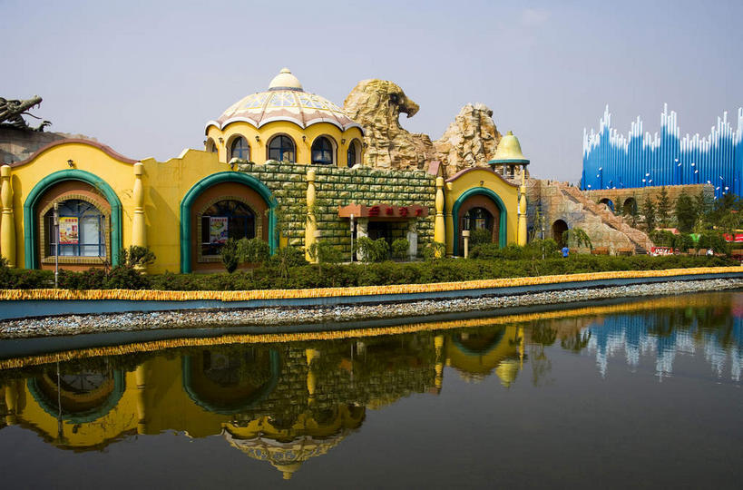 无人,游乐园,横图,室外,白天,正面,旅游,度假,湖,湖泊,水,植物,标志建筑,地标,建筑,游乐场,中国,亚洲,阴影,条纹,环保,光线,影子,墙,屋顶,湖面,水流,水面,云,云朵,拱门,防护,云彩,顶棚,娱乐,建设,墙壁,墙面,树,树木,蓝色,绿色,白云,倒影,蓝天,天空,阳光,自然,湖水,天,享受,休闲,旅游胜地,放松,生长,晴朗,成长,倒映,美好,美妙,间隔,东亚,吉林,吉林省,长春,长春市,中华人民共和国,省会,美观,雅观,乐园,东北地区,吉,主题公园,反照,绿篱,生篱,树篱,植篱,晴空,彩图,人造公园,主题乐园,长影世纪城