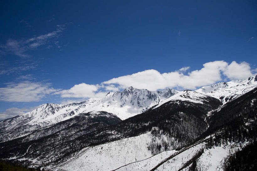 无人,横图,室外,白天,正面,旅游,度假,石头,美景,山,雪,雪山,大雪,中国,亚洲,阴影,光线,石子,影子,冰,积雪,景观,山峰,悬崖,雪景,云,云朵,冬季,冬天,山峦,云彩,娱乐,德钦,迪庆,云南,蓝色,白云,蓝天,天空,阳光,自然,天,享受,休闲,景色,放松,寒冷,晴朗,冰冷,自然风光,东亚,迪庆藏族自治州,云南省,德钦县,白马雪山,中华人民共和国,西南地区,严寒,冰凉,酷寒,凛冽,凛凛,极冷,绝壁,滇,迪庆州,石块,岩石,晴空,彩图,白马雪山国家级自然保护区,白芒雪山,白茫雪山