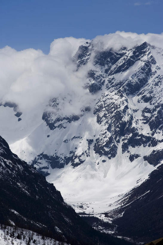 无人,竖图,室外,白天,正面,旅游,度假,石头,美景,山,雪,雪山,大雪,中国,亚洲,阴影,光线,石子,影子,冰,积雪,景观,山峰,悬崖,雪景,云,云朵,冬季,冬天,山峦,云彩,娱乐,德钦,迪庆,云南,蓝色,白云,蓝天,天空,阳光,自然,天,享受,休闲,景色,放松,寒冷,晴朗,冰冷,自然风光,东亚,迪庆藏族自治州,云南省,德钦县,白马雪山,中华人民共和国,西南地区,严寒,冰凉,酷寒,凛冽,凛凛,极冷,绝壁,滇,迪庆州,石块,岩石,晴空,彩图,白马雪山国家级自然保护区,白芒雪山,白茫雪山