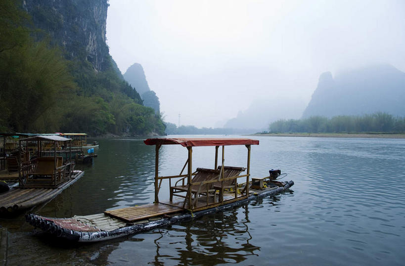 无人,栏杆,横图,室外,白天,正面,旅游,度假,湖,湖泊,石头,美景,山,山脉,水,植物,雾,船,桂林,中国,亚洲,一艘,朦胧,模糊,石子,湖面,景观,山峰,水流,水面,乌云,悬崖,云,阴天,云朵,围栏,木船,山峦,云彩,娱乐,护栏,树,树木,绿色,天空,自然,交通工具,湖水,群山,天,享受,休闲,景色,放松,生长,成长,广西,迷雾,舟,昏暗,阴沉,自然风光,载具,东亚,漓江,阳朔,广西壮族自治区,中华人民共和国,桂林市,桂,华南地区,绝壁,阳朔县,兴坪,兴坪镇,石块,岩石,大雾,彩图,阳朔相公山