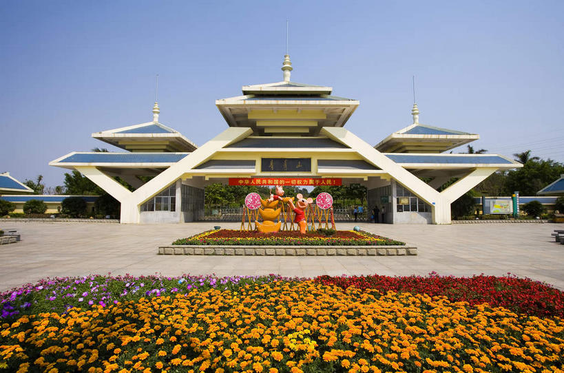 无人,公园,家,横图,室外,白天,仰视,旅游,度假,标志建筑,地标,建筑,指示牌,雕塑,中国,亚洲,吊挂,悬挂,阴影,艺术,装饰,盛开,光线,标志,雕刻,雕像,文字,影子,字符,房屋,墙,屋顶,屋子,横幅,挂,花蕾,顶棚,娱乐,标识,建设,楼房,墙壁,墙面,住宅,花,花瓣,花朵,鲜花,红色,蓝色,紫色,蓝天,天空,阳光,工艺品,天,花苞,花蕊,享受,休闲,橙色,汉字,旅游胜地,放松,晴朗,纪念,广西,美术,中文,主题,陈列,东亚,南宁,万里无云,广西壮族自治区,首府,中华人民共和国,桂,华南地区,南宁市,功能,美学,国文,华文,晴空,晴空万里,彩图,低角度拍摄,房子,青秀区,青秀山公园,青秀山