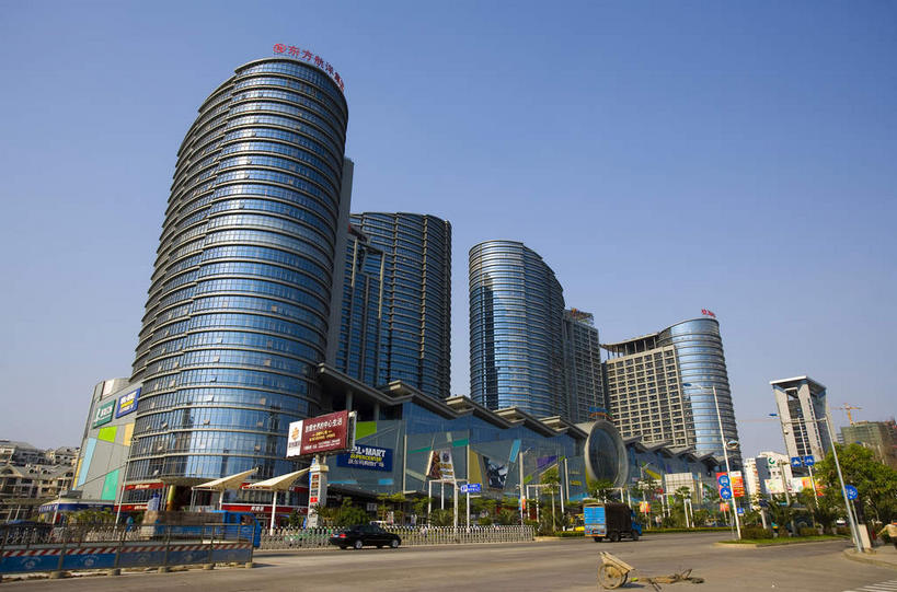 无人,高楼大厦,栏杆,横图,室外,白天,仰视,度假,美景,树林,植物,窗户,落地窗,城市风光,城市,大厦,道路,建筑,路,路灯,摩天大楼,公路,照明,中国,亚洲,一排,许多,阴影,整齐,并列,并排,光线,信息,标志,文字,影子,字符,景观,围栏,灯光,交通,很多,娱乐,标识,建设,护栏,海报,玻璃窗,广告,灯,树,树木,排列,蓝色,绿色,蓝天,天空,阳光,自然,天,享受,休闲,汉字,景色,放松,生长,晴朗,成长,广西,照亮,照明设备,队列,中文,宣传,平行,玻璃幕墙,东亚,南宁,万里无云,广西壮族自治区,首府,中华人民共和国,桂,华南地区,南宁市,国文,华文,晴空,晴空万里,马路,彩图,低角度拍摄,大楼,高层建筑,高楼,摩天楼,青秀区,招贴,航洋国际城,南宁航洋国际城