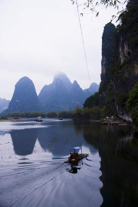 无人,竖图,室外,白天,正面,旅游,度假,河流,美景,山,山脉,树林,水,植物,船,桂林,中国,亚洲,一艘,波纹,飞溅,溅,液体,河水,景观,山峰,水滴,水流,乌云,云,阴天,云朵,木船,山峦,云彩,娱乐,水珠,树,树木,绿色,水纹,天空,自然,船尾波,交通工具,波浪,群山,天,驾驶,行驶,享受,休闲,景色,放松,生长,成长,广西,操纵,控制,舟,昏暗,阴沉,喷洒,自然风光,载具,驾车,东亚,操控,漓江,阳朔,广西壮族自治区,中华人民共和国,桂林市,桂,华南地区,把持,阳朔县,兴坪,兴坪镇,彩图