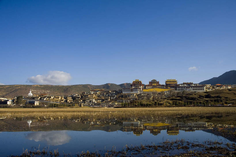 无人,家,横图,室外,白天,正面,旅游,度假,湖,湖泊,石头,美景,水,植物,香格里拉,中国,亚洲,阴影,枯萎,光线,石子,影子,房屋,屋子,湖面,景观,水流,水面,云,云朵,枯草,云彩,娱乐,楼房,迪庆,云南,住宅,草,树,树木,黄色,蓝色,绿色,白云,倒影,蓝天,天空,阳光,自然,湖水,天,享受,休闲,景色,放松,生长,晴朗,成长,倒映,自然风光,东亚,中甸,松赞林寺,迪庆藏族自治州,云南省,噶丹松赞林寺,中华人民共和国,西南地区,滇,迪庆州,反照,香格里拉县,噶丹.松赞林寺,归化寺,石块,岩石,晴空,彩图,房子