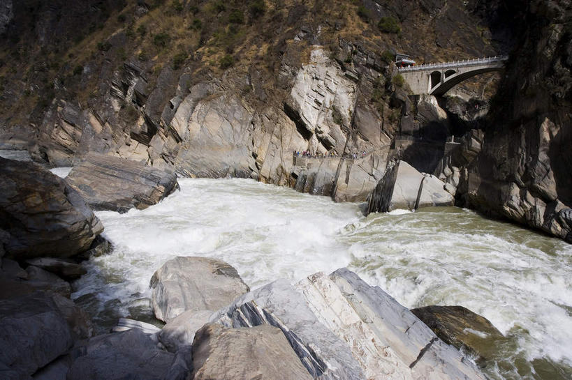 无人,横图,俯视,室外,白天,旅游,度假,河流,石头,美景,山,山脉,水,峡谷,香格里拉,中国,亚洲,阴影,飞溅,溅,光线,石子,液体,影子,河水,景观,山峰,水滴,水流,山谷,山峦,娱乐,迪庆,云南,水珠,阳光,自然,群山,享受,休闲,景色,放松,岩层,喷洒,自然风光,东亚,虎跳峡,中甸,迪庆藏族自治州,云南省,中华人民共和国,西南地区,滇,迪庆州,香格里拉县,石块,岩石,彩图,高角度拍摄