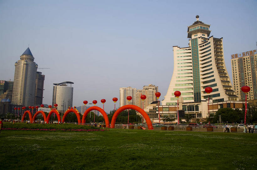 无人,高楼大厦,横图,室外,白天,仰视,旅游,度假,草地,草坪,植物,窗户,落地窗,标志建筑,大厦,地标,建筑,摩天大楼,中国,亚洲,一排,许多,阴影,整齐,装饰,并列,并排,飘扬,光线,影子,塑料,拱门,很多,娱乐,建设,玻璃窗,草,树,树木,排列,三个,红色,蓝色,绿色,蓝天,天空,阳光,自然,气球,塑料制品,天,享受,休闲,橡胶,旅游胜地,放松,生长,晴朗,成长,飘逸,华丽,修饰,点缀,队列,飞扬,平行,玻璃幕墙,橡胶制品,东亚,贵州,贵州省,贵阳,万里无云,中华人民共和国,省会,黔,西南地区,贵阳市,衬托,美观,雅致,雅观,晴空,晴空万里,彩图,低角度拍摄,大楼,高层建筑,高楼,摩天楼,贵州民族文化宫