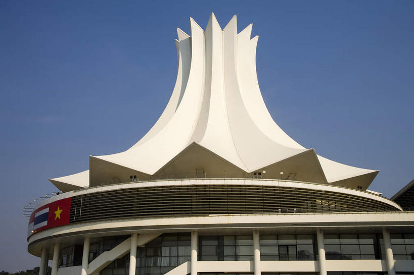 无人,高楼大厦,横图,室外,白天,仰视,旅游,度假,窗户,落地窗,标志建筑,大厦,地标,建筑,摩天大楼,中国,亚洲,一排,许多,阴影,整齐,并列,并排,光线,影子,屋顶,很多,顶棚,娱乐,建设,玻璃窗,排列,蓝色,白色,蓝天,天空,阳光,天,享受,休闲,旅游胜地,放松,晴朗,广西,队列,平行,玻璃幕墙,东亚,南宁,万里无云,广西壮族自治区,首府,中华人民共和国,桂,华南地区,南宁市,南宁国际会展中心,晴空,晴空万里,彩图,低角度拍摄,大楼,高层建筑,高楼,摩天楼