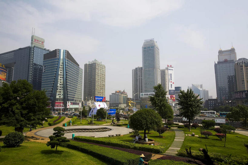 无人,家,高楼大厦,横图,室外,白天,正面,度假,美景,植物,窗户,落地窗,城市风光,城市,大厦,建筑,摩天大楼,中国,亚洲,一排,许多,阴影,环保,整齐,并列,并排,光线,影子,房屋,屋子,景观,云,云朵,防护,很多,云彩,娱乐,楼房,玻璃窗,住宅,树,树木,排列,蓝色,绿色,白云,倒影,蓝天,天空,阳光,自然,天,享受,休闲,景色,放松,生长,晴朗,成长,倒映,队列,美好,美妙,间隔,平行,玻璃幕墙,东亚,湖南,湖南省,中华人民共和国,省会,美观,雅观,华中地区,长沙,长沙市,湘,反照,绿篱,生篱,树篱,植篱,晴空,彩图,房子,大楼,高层建筑,高楼,摩天楼,长沙芙蓉广场