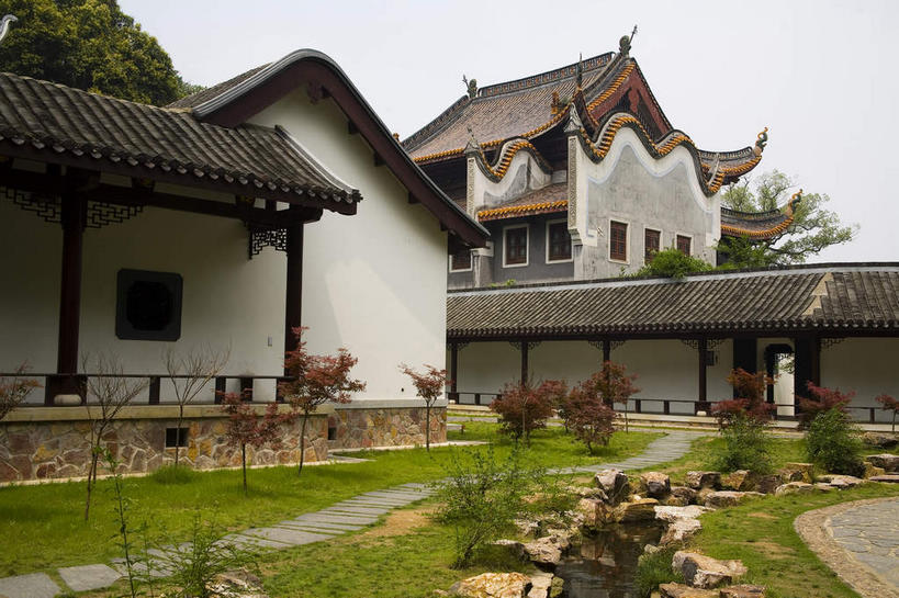 无人,学校,教学楼,横图,室外,白天,正面,旅游,度假,草地,草坪,名胜古迹,植物,标志建筑,道路,地标,建筑,路,中国,亚洲,阴影,曲折,弯曲,遗迹,光线,瓦片,影子,柱子,墙,屋顶,屋檐,小路,交通,顶棚,古迹,文物,娱乐,建设,古建筑,校园,檐,墙壁,墙面,草,树,树木,绿色,天空,阳光,自然,天,享受,休闲,教室,旅游胜地,放松,蜿蜒,生长,成长,古文明,东亚,湖南,湖南省,中华人民共和国,省会,华中地区,长沙,长沙市,湘,彩图,教学大楼,岳麓山,岳麓山风景名胜区,岳麓书院