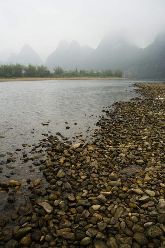 无人,竖图,室外,白天,正面,旅游,度假,湖,湖泊,美景,沙滩,山,山脉,水,植物,雾,桂林,中国,亚洲,朦胧,模糊,沙子,河岸,河滩,湖面,景观,山峰,水流,水面,乌云,云,阴天,云朵,沙地,山峦,云彩,娱乐,树,树木,绿色,天空,自然,湖水,群山,天,享受,休闲,景色,放松,生长,成长,广西,迷雾,昏暗,阴沉,自然风光,东亚,漓江,阳朔,广西壮族自治区,中华人民共和国,桂林市,桂,华南地区,阳朔县,兴坪,兴坪镇,大雾,彩图,阳朔相公山