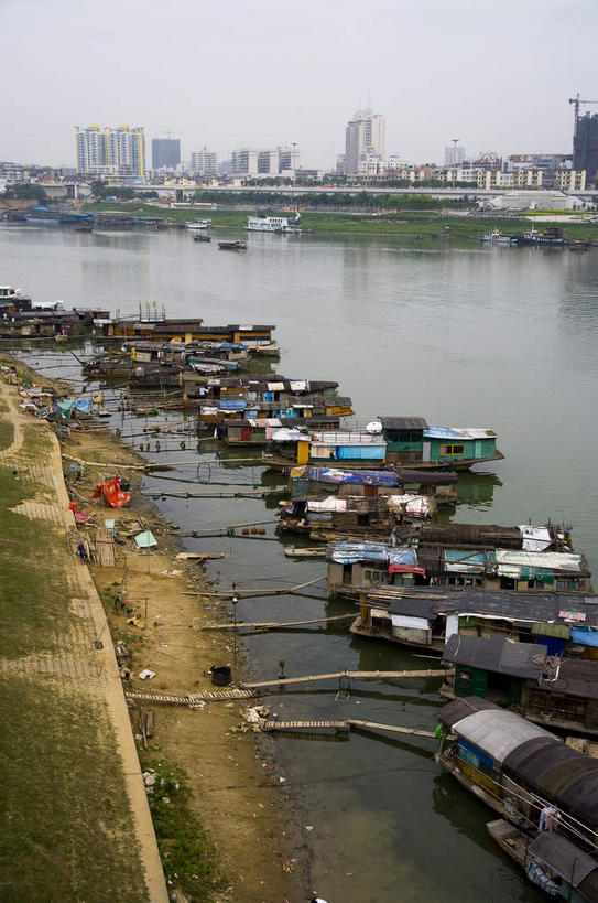 无人,高楼大厦,竖图,俯视,室外,白天,度假,河流,美景,树林,水,植物,城市风光,城市,大厦,建筑,摩天大楼,船,中国,亚洲,一排,许多,漂浮,整齐,木板,河水,景观,水流,乌云,云,阴天,云朵,桥,木船,木桥,很多,云彩,娱乐,栈桥,树,树木,排列,绿色,倒影,天空,自然,交通工具,天,享受,休闲,景色,放松,生长,成长,人行桥,木板桥,广西,漂流,倒映,舟,昏暗,阴沉,队列,载具,东亚,南宁,广西壮族自治区,首府,中华人民共和国,桂,华南地区,南宁市,流浪,流落,流散,漂泊,飘泊,飘流,反照,彩图,高角度拍摄,大楼,高层建筑,高楼,摩天楼