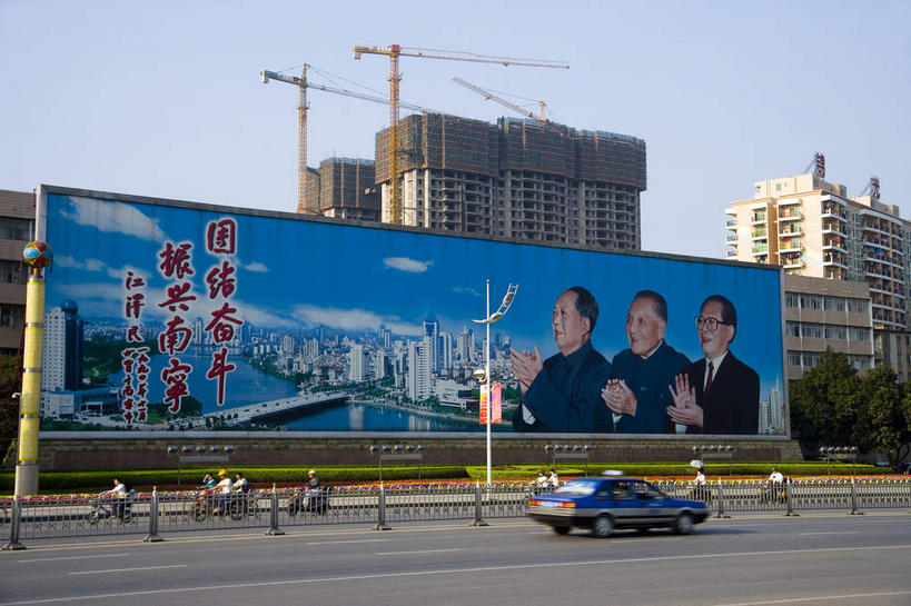 东方人,高楼大厦,栏杆,走,横图,室外,白天,正面,度假,技术,河流,美景,树林,水,植物,城市风光,标志建筑,城市,大厦,道路,地标,建筑,路,路灯,摩天大楼,公路,自行车,汽车,照明,中国,亚洲,行人,阴影,服装,光线,信息,标志,文字,影子,支架,字符,河水,景观,水流,围栏,灯光,交通,许多人,注视,休闲装,黄种人,娱乐,设备,标识,建设,护栏,海报,路人,广告,架子,脚手架,车,脚踏车,灯,树,树木,施工,骑,衣服,蓝色,绿色,蓝天,天空,阳光,自然,建筑工地,交通工具,轿车,天,观察,看,一群人,骑车,享受,休闲,休闲服,机械,起重机,汉字,景色,放松,服饰,生长,晴朗,成长,观看,广西,吊机,支撑,照亮,固定,工程,察看,照明设备,关注,中文,载具,宣传,塔吊,东亚,南宁,万里无云,广西壮族自治区,首府,中华人民共和国,桂,华南地区,南宁市,国文,华文,地盘,建筑地盘,施工地盘,过客,男人,男性,年轻男性,年轻女性,女人,女性,亚洲人,晴空,晴空万里,马路,步行,散步,走路,半身,彩图,大楼,高层建筑,高楼,工地,摩天楼,青秀区,招贴,稳固,标准节,塔式起重机,南宁市人民大会堂