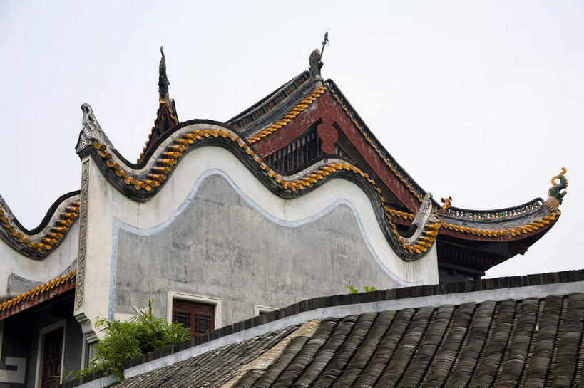 无人,学校,教学楼,栏杆,横图,室外,白天,仰视,旅游,度假,植物,标志建筑,地标,建筑,中国,亚洲,阴影,光线,标志,牌匾,瓦片,文字,影子,字符,墙,屋檐,围栏,文化,娱乐,标识,建设,校园,护栏,檐,墙壁,墙面,树,树木,绿色,白色,天空,阳光,自然,天,享受,休闲,教室,汉字,旅游胜地,放松,生长,成长,中文,东亚,湖南,湖南省,中华人民共和国,省会,国文,华文,华中地区,长沙,长沙市,湘,彩图,低角度拍摄,教学大楼,岳麓山,岳麓山风景名胜区,岳麓书院,飞檐