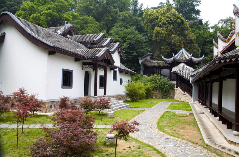 无人,学校,教学楼,横图,室外,白天,正面,旅游,度假,草地,草坪,名胜古迹,植物,标志建筑,道路,地标,建筑,路,中国,亚洲,阴影,曲折,弯曲,遗迹,光线,瓦片,影子,柱子,墙,屋顶,屋檐,小路,交通,顶棚,古迹,文物,娱乐,建设,古建筑,校园,檐,墙壁,墙面,草,树,树木,绿色,天空,阳光,自然,天,享受,休闲,教室,旅游胜地,放松,蜿蜒,生长,成长,古文明,东亚,湖南,湖南省,中华人民共和国,省会,华中地区,长沙,长沙市,湘,彩图,教学大楼,岳麓山,岳麓山风景名胜区,岳麓书院