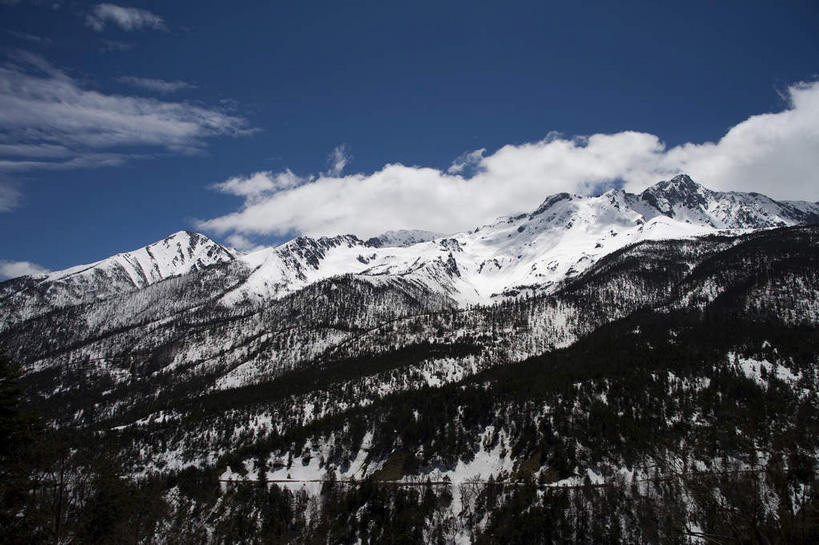 无人,横图,室外,白天,正面,旅游,度假,石头,美景,山,雪,雪山,大雪,中国,亚洲,阴影,光线,石子,影子,冰,积雪,景观,山峰,悬崖,雪景,云,云朵,冬季,冬天,山峦,云彩,娱乐,德钦,迪庆,云南,蓝色,白云,蓝天,天空,阳光,自然,天,享受,休闲,景色,放松,寒冷,晴朗,冰冷,自然风光,东亚,迪庆藏族自治州,云南省,德钦县,白马雪山,中华人民共和国,西南地区,严寒,冰凉,酷寒,凛冽,凛凛,极冷,绝壁,滇,迪庆州,石块,岩石,晴空,彩图,白马雪山国家级自然保护区,白芒雪山,白茫雪山