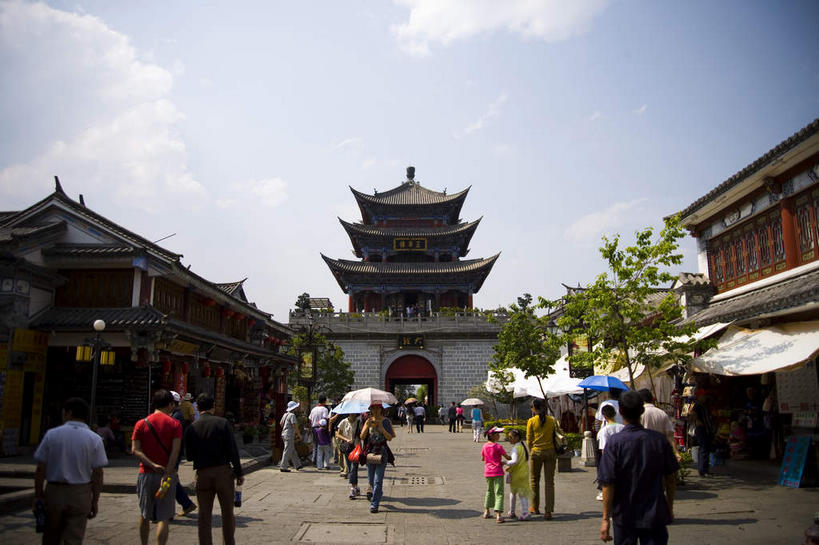 东方人,家,寺庙,走,横图,室外,白天,仰视,旅游,度假,名胜古迹,植物,标志建筑,道路,地标,建筑,路,大理,中国,亚洲,行人,游客,游人,阴影,服装,节日,遗迹,光线,瓦片,影子,房屋,屋顶,屋檐,屋子,云,云朵,小路,交通,许多人,燃烧,云彩,顶棚,休闲装,黄种人,古迹,文化,文物,娱乐,建设,古建筑,楼房,云南,檐,路人,旅客,住宅,树,树木,衣服,蓝色,绿色,白云,蓝天,天空,阳光,自然,香火,庙宇,天,祈祷,一群人,享受,休闲,健康,休闲服,旅游胜地,放松,许愿,宗教,服饰,信仰,生长,晴朗,成长,纪念,祈求,古文明,东亚,云南省,中华人民共和国,西南地区,崇圣寺三塔,滇,大理州,大理白族自治州,过客,三塔寺,平安,男人,男性,年轻男性,年轻女性,女人,女性,亚洲人,晴空,步行,散步,走路,彩图,低角度拍摄,全身,房子,庙,寺