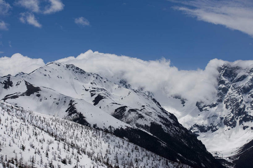 无人,横图,室外,白天,正面,旅游,度假,石头,美景,山,雪,雪山,大雪,中国,亚洲,阴影,光线,石子,影子,冰,积雪,景观,山峰,悬崖,雪景,云,云朵,冬季,冬天,山峦,云彩,娱乐,德钦,迪庆,云南,蓝色,白云,蓝天,天空,阳光,自然,天,享受,休闲,景色,放松,寒冷,晴朗,冰冷,自然风光,东亚,迪庆藏族自治州,云南省,德钦县,白马雪山,中华人民共和国,西南地区,严寒,冰凉,酷寒,凛冽,凛凛,极冷,绝壁,滇,迪庆州,石块,岩石,晴空,彩图,白马雪山国家级自然保护区,白芒雪山,白茫雪山