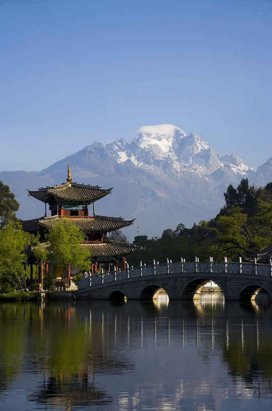 无人,公园,宫殿,栏杆,竖图,室外,白天,正面,旅游,度假,湖,湖泊,名胜古迹,山,水,雪,雪山,植物,大雪,标志建筑,地标,建筑,桥梁,丽江,中国,亚洲,阴影,遗迹,光线,瓦片,影子,亭子,屋顶,屋檐,冰,湖面,积雪,山峰,水流,水面,雪景,云,云朵,冬季,冬天,围栏,桥,山峦,云彩,顶棚,古迹,文物,娱乐,建设,古建筑,石桥,护栏,云南,檐,拱桥,树,树木,蓝色,绿色,白云,倒影,蓝天,天空,阳光,自然,凉亭,湖水,天,享受,休闲,旅游胜地,放松,寒冷,拱形,生长,晴朗,成长,人行桥,石拱桥,冰冷,倒映,宫廷,古文明,东亚,云南省,黑龙潭公园,丽江古城,中华人民共和国,西南地区,严寒,冰凉,酷寒,凛冽,凛凛,极冷,滇,丽江市,王宫,反照,玉泉公园,晴空,彩图,皇宫,大研古城,丽江古镇,丽江黑龙潭