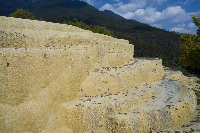 无人,横图,室外,白天,正面,旅游,度假,石头,美景,山,山脉,植物,香格里拉,中国,亚洲,阴影,光线,石子,影子,池塘,景观,山峰,水池,云,云朵,山峦,云彩,娱乐,迪庆,云南,树,树木,蓝色,绿色,白云,蓝天,天空,阳光,自然,群山,天,享受,休闲,景色,放松,生长,晴朗,成长,自然风光,东亚,中甸,迪庆藏族自治州,云南省,中华人民共和国,西南地区,滇,迪庆州,香格里拉县,石块,岩石,晴空,彩图,白地村,白水台,三坝乡