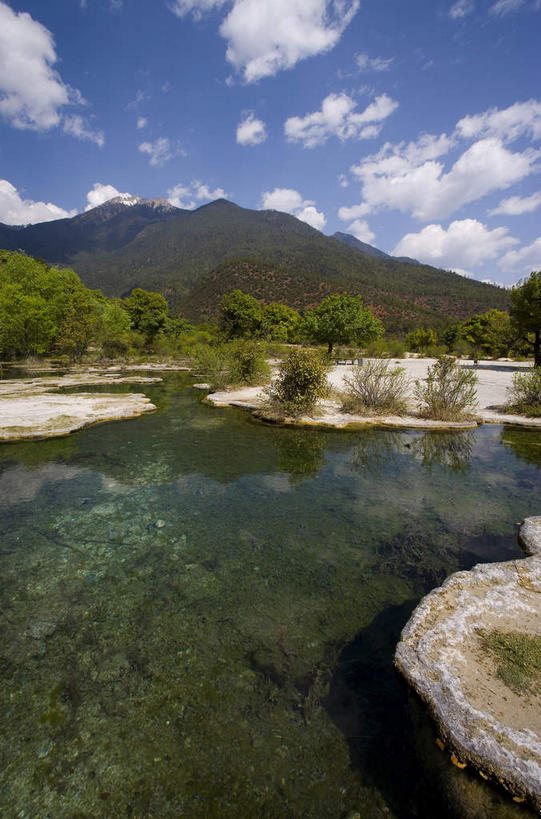 无人,竖图,室外,白天,正面,旅游,度假,河流,美景,森林,山,山脉,树林,水,植物,香格里拉,中国,亚洲,阴影,光线,影子,河水,景观,山峰,水流,云,云朵,山峦,云彩,娱乐,迪庆,云南,树,树木,蓝色,绿色,白云,蓝天,天空,阳光,自然,群山,天,享受,休闲,景色,放松,生长,晴朗,成长,自然风光,东亚,中甸,迪庆藏族自治州,云南省,中华人民共和国,西南地区,滇,迪庆州,香格里拉县,晴空,彩图,白地村,白水台,三坝乡