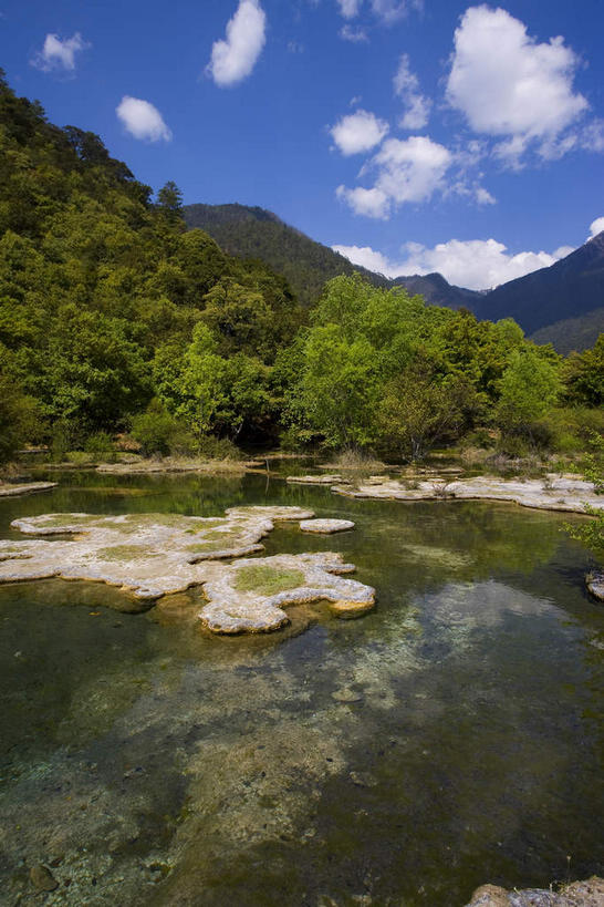 无人,竖图,室外,白天,正面,旅游,度假,河流,美景,森林,山,山脉,树林,水,植物,香格里拉,中国,亚洲,阴影,光线,影子,河水,景观,山峰,水流,云,云朵,山峦,云彩,娱乐,迪庆,云南,树,树木,蓝色,绿色,白云,蓝天,天空,阳光,自然,群山,天,享受,休闲,景色,放松,生长,晴朗,成长,自然风光,东亚,中甸,迪庆藏族自治州,云南省,中华人民共和国,西南地区,滇,迪庆州,香格里拉县,晴空,彩图,白地村,白水台,三坝乡