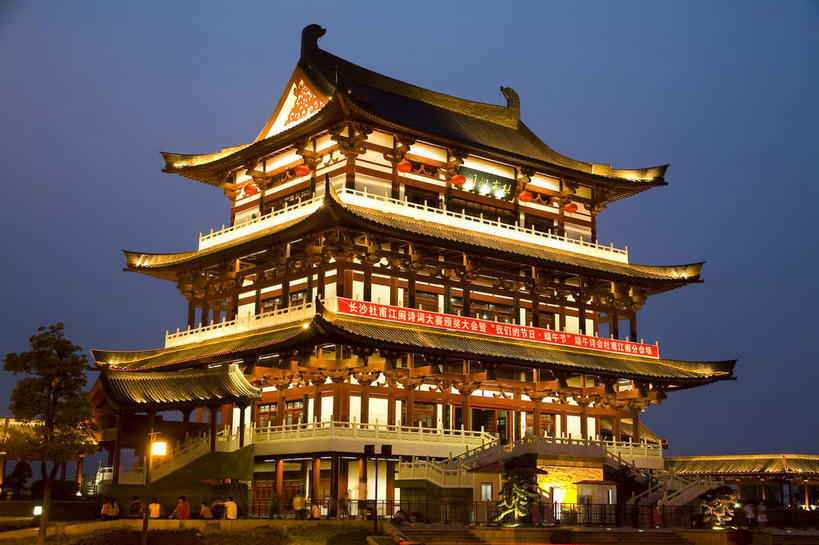 无人,横图,室外,夜晚,仰视,旅游,度假,树林,植物,窗户,标志建筑,地标,建筑,路灯,照明,中国,亚洲,一排,许多,阴影,整齐,光线,瓦片,影子,柱子,墙,屋檐,灯光,很多,娱乐,建设,檐,玻璃窗,墙壁,墙面,灯,树,树木,排列,蓝色,绿色,蓝天,天空,自然,天,享受,休闲,旅游胜地,放松,生长,成长,照亮,照明设备,队列,东亚,湖南,湖南省,中华人民共和国,省会,华中地区,长沙,长沙市,湘,彩图,低角度拍摄,飞檐,杜甫江阁,天心区