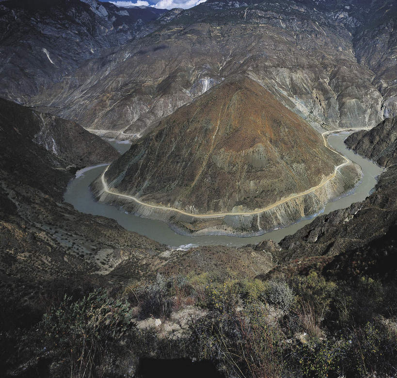 无人,横图,俯视,航拍,室外,白天,旅游,度假,河流,美景,森林,山,山脉,树林,水,植物,中国,亚洲,阴影,曲折,弯曲,光线,影子,河水,景观,山峰,水流,山峦,娱乐,德钦,迪庆,云南,树,树木,绿色,阳光,自然,群山,享受,休闲,景色,放松,蜿蜒,生长,成长,月亮湾,鸟瞰,自然风光,东亚,迪庆藏族自治州,云南省,德钦县,中华人民共和国,西南地区,滇,迪庆州,彩图,高角度拍摄,奔子栏,奔子栏镇,金沙江大拐弯