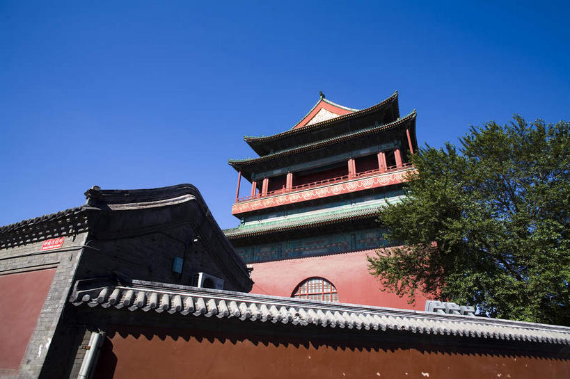 无人,宫殿,横图,室外,白天,仰视,旅游,度假,名胜古迹,植物,标志建筑,地标,建筑,北京,中国,亚洲,阴影,遗迹,光线,瓦片,影子,墙,屋檐,首都,古迹,文物,娱乐,建设,古建筑,檐,墙壁,墙面,树,树木,红色,蓝色,绿色,蓝天,天空,阳光,自然,天,享受,休闲,旅游胜地,放松,生长,晴朗,成长,宫廷,古文明,东亚,鼓楼,万里无云,中华人民共和国,北京市,京,北平,华北地区,西城区,王宫,晴空,晴空万里,彩图,低角度拍摄,皇宫,北京鼓楼,地安门外大街