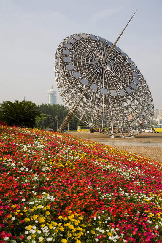 无人,竖图,室外,白天,仰视,旅游,度假,草地,草坪,花海,花圃,植物,标志建筑,地标,建筑,叶子,金属制品,雕塑,上海,中国,亚洲,阴影,艺术,装饰,盛开,时间,光线,金属,雕刻,雕像,影子,云,云朵,计时,花蕾,云彩,娱乐,建设,浦东,架子,草,花,花瓣,花朵,花卉,鲜花,树,树木,一个,黄色,红色,蓝色,绿色,白云,蓝天,天空,阳光,自然,工艺品,花丛,花束,花田,天,花苞,花蕊,享受,休闲,旅游胜地,放松,生长,晴朗,单个,成长,纪念,支撑,美术,固定,申,准确,主题,精准,陈列,浦东新区,世纪大道,世纪广场,日晷,东亚,上海市,中华人民共和国,沪,华东地区,功能,美学,日规,晴空,彩图,低角度拍摄,上海世纪广场,东方之光