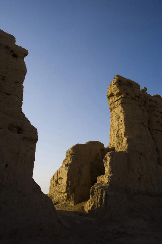 无人,竖图,室外,白天,仰视,旅游,度假,石头,美景,山,中国,亚洲,阴影,光线,石子,影子,景观,山峰,山峦,背光,娱乐,蓝色,蓝天,天空,阳光,自然,天,享受,休闲,景色,放松,晴朗,自然风光,逆光,东亚,吐鲁番,新疆,万里无云,中华人民共和国,新疆维吾尔自治区,西北地区,高昌,高昌故城,石块,岩石,晴空,晴空万里,彩图,低角度拍摄,火洲,吐鲁番地区,新