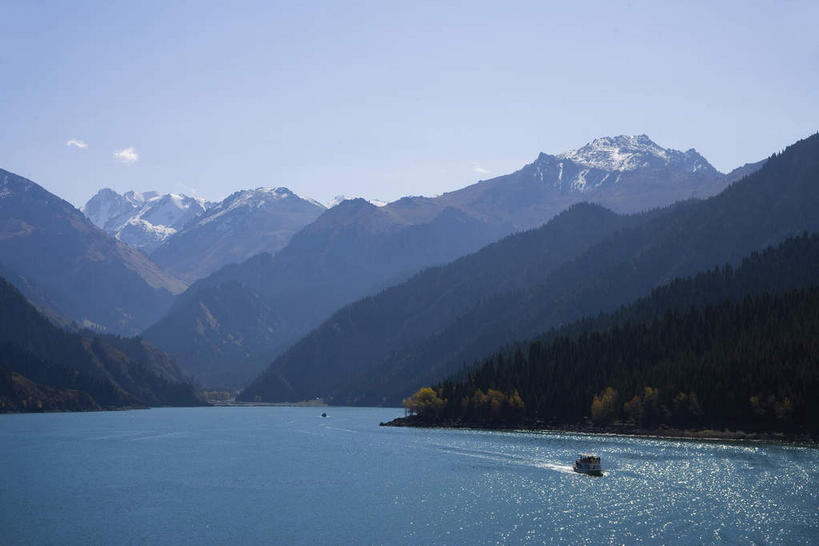 无人,横图,室外,白天,正面,旅游,度假,河流,美景,山,山脉,树林,水,植物,船,中国,亚洲,一艘,阴影,波纹,飞溅,溅,光线,液体,影子,河水,景观,山峰,水滴,水流,云,云朵,游艇,山峦,云彩,娱乐,水珠,树,树木,蓝色,绿色,白云,蓝天,水纹,天空,阳光,自然,船尾波,交通工具,波浪,群山,天,享受,休闲,景色,放松,生长,晴朗,成长,喷洒,自然风光,载具,东亚,天池,新疆,中华人民共和国,新疆维吾尔自治区,西北地区,昌吉,昌吉回族自治州,新疆天池,晴空,彩图,昌吉州,阜康,阜康市,新