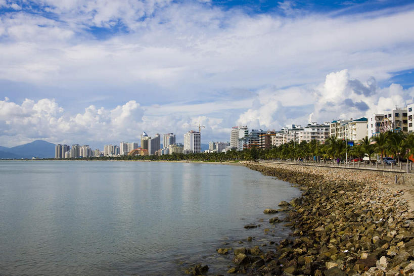 无人,家,高楼大厦,横图,室外,白天,正面,度假,海浪,海洋,美景,沙滩,植物,城市风光,城市,大厦,建筑,摩天大楼,椰树,叶子,三亚,中国,亚洲,阴影,光线,沙子,影子,房屋,屋子,海岸,景观,浪花,云,云朵,建筑群,绿叶,沙地,云彩,娱乐,建设,楼房,住宅,树,树木,海南,蓝色,绿色,白云,蓝天,天空,阳光,自然,海水,天,享受,休闲,嫩叶,景色,放松,海南省,生长,晴朗,成长,海景,东亚,三亚市,中华人民共和国,华南地区,琼,叶,叶片,大海,风浪,海,海水的波动,海滩,近岸浪,涌浪,晴空,棕榈,椰子树,彩图,房子,大楼,高层建筑,高楼,摩天楼